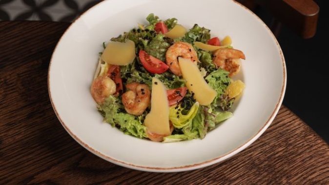 Salad with tiger shrimps and orange